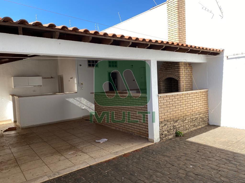 Casa à venda com 3 quartos, 212m² - Foto 2