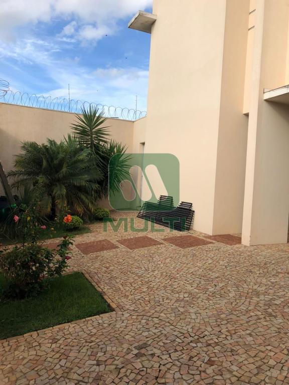 Casa à venda com 3 quartos, 266m² - Foto 1