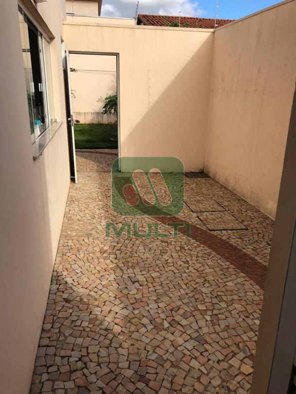 Casa à venda com 3 quartos, 266m² - Foto 3