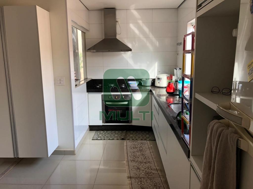 Casa à venda com 3 quartos, 266m² - Foto 10