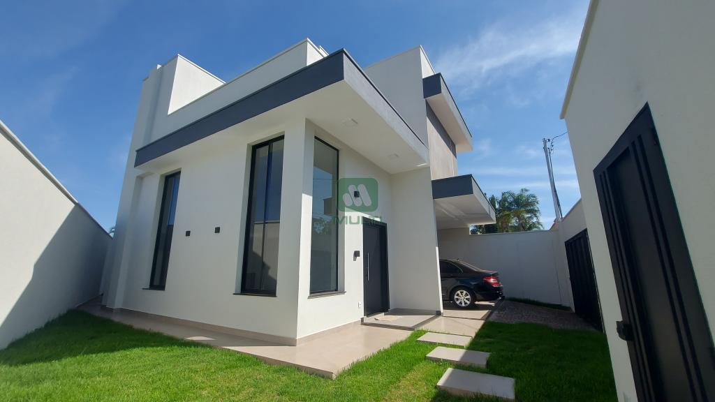 Casa à venda com 3 quartos, 177m² - Foto 1