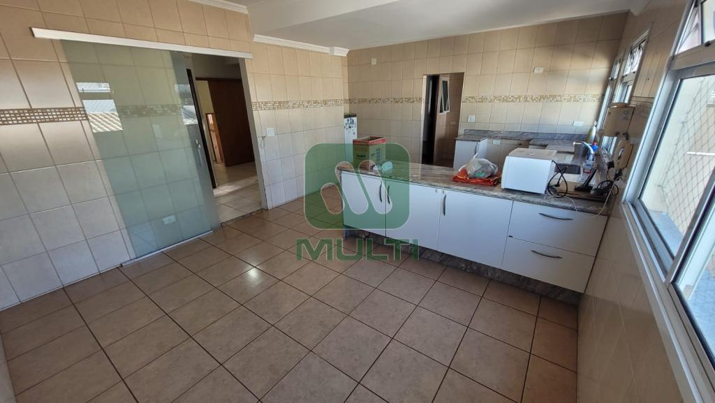 Casa à venda com 4 quartos, 300m² - Foto 2