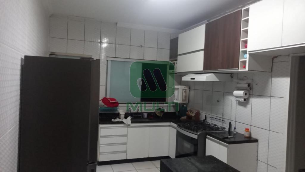 Casa à venda com 3 quartos, 132m² - Foto 1