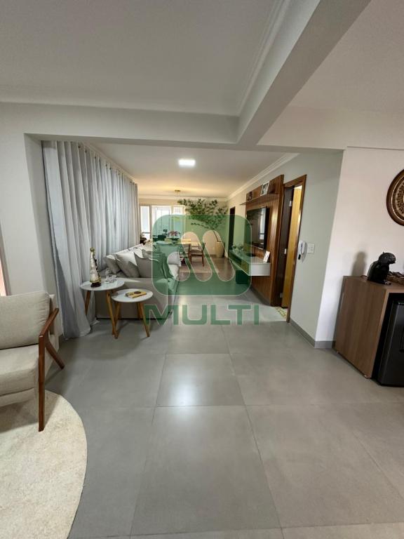 Apartamento à venda com 3 quartos, 141m² - Foto 1