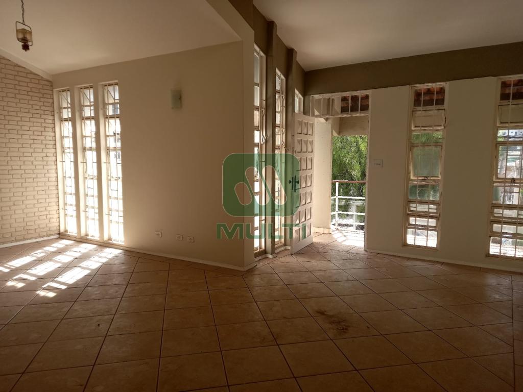 Casa à venda com 4 quartos, 327m² - Foto 1