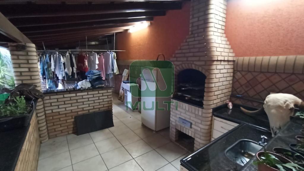 Casa à venda com 4 quartos, 300m² - Foto 2