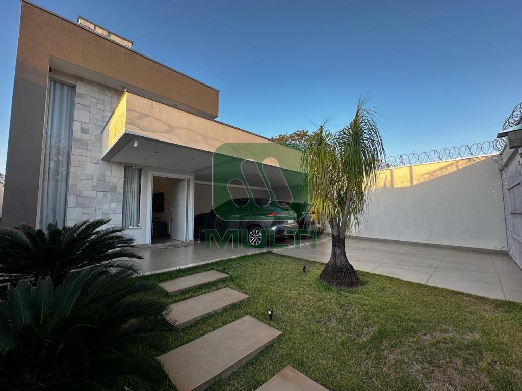 Casa à venda com 3 quartos, 210m² - Foto 2