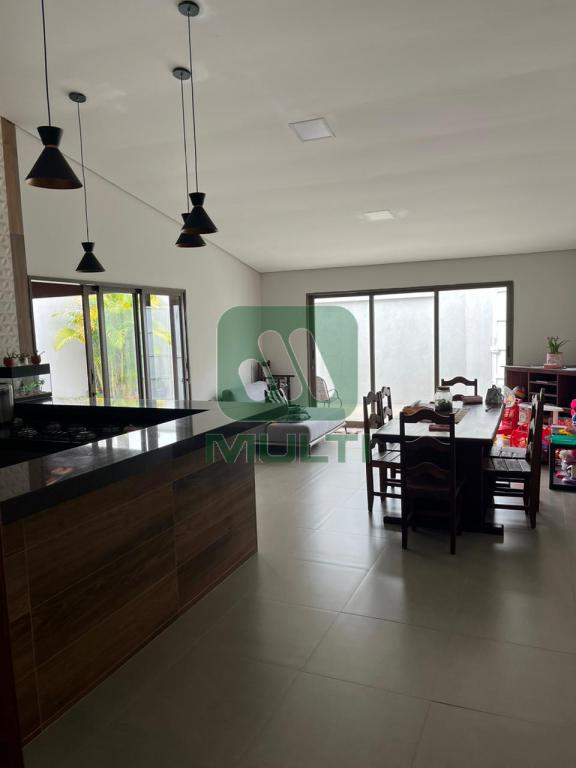 Casa à venda com 3 quartos, 160m² - Foto 1