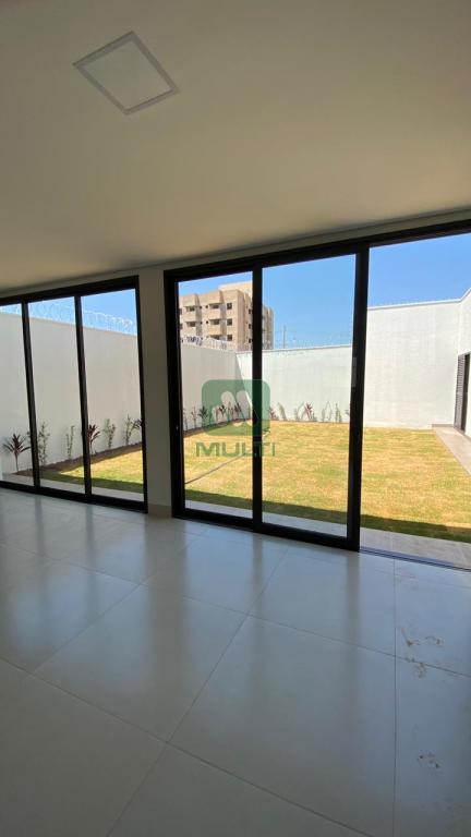 Casa à venda com 3 quartos, 167m² - Foto 1