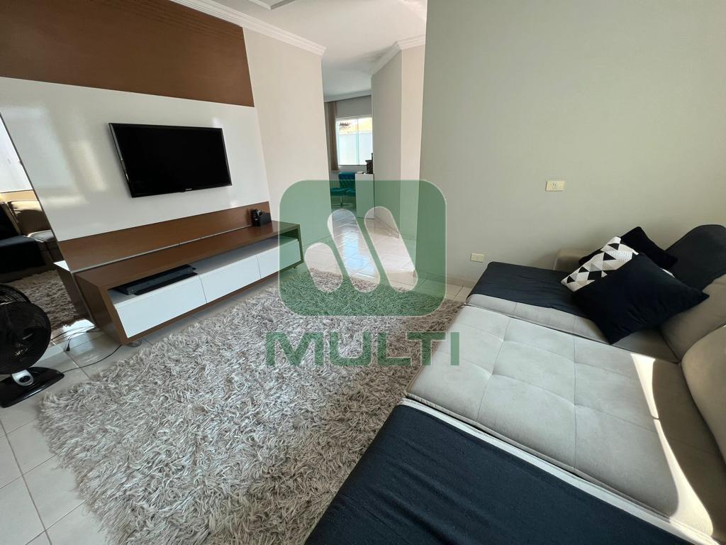 Casa à venda com 3 quartos, 250m² - Foto 1