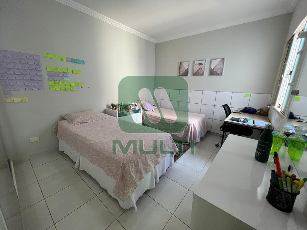 Casa à venda com 3 quartos, 250m² - Foto 2