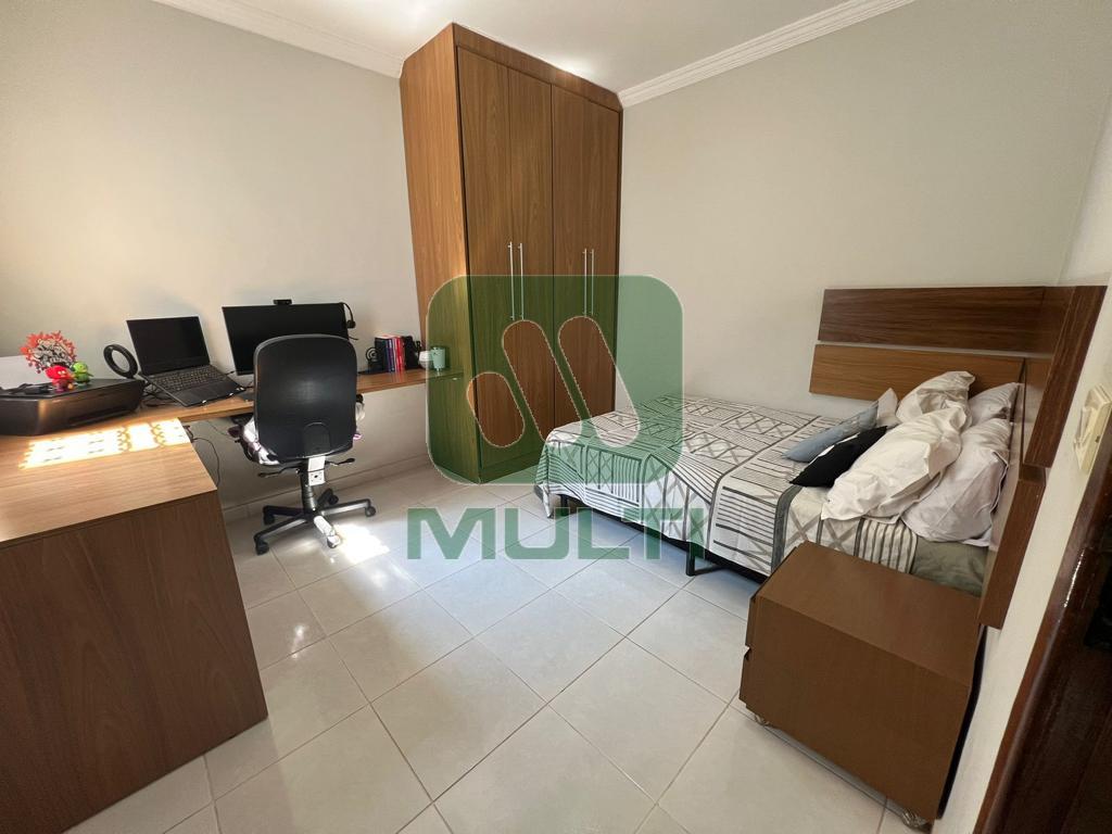 Casa à venda com 3 quartos, 250m² - Foto 4