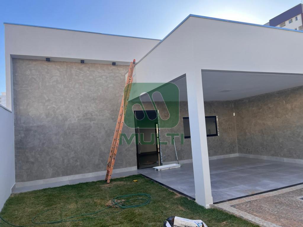 Casa à venda com 3 quartos, 200m² - Foto 1