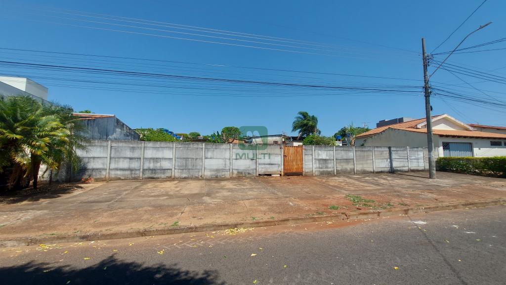 Terreno à venda com 1 quarto, 720m² - Foto 1