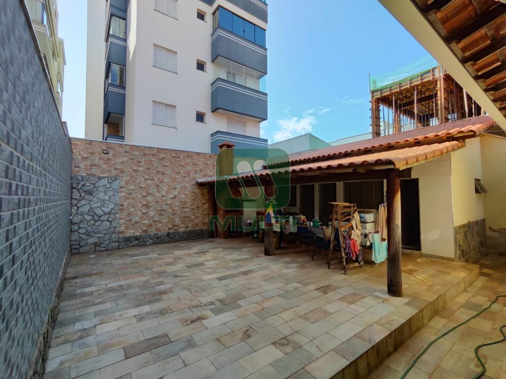 Casa à venda com 5 quartos, 233m² - Foto 1