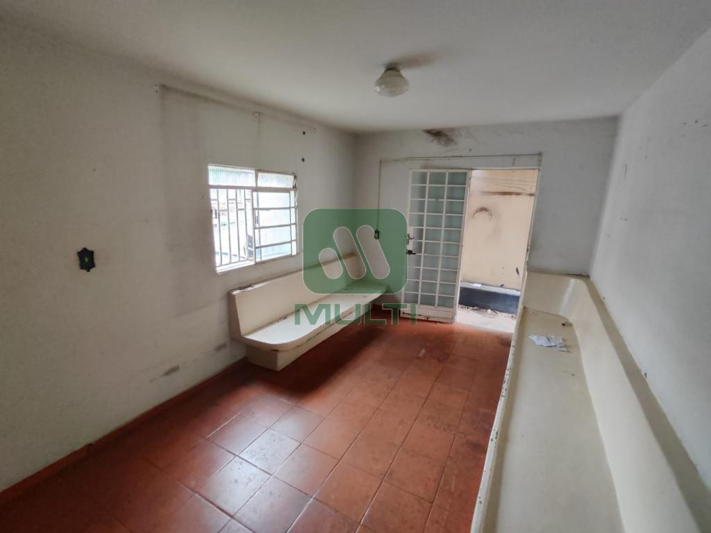 Casa à venda com 7 quartos, 230m² - Foto 1