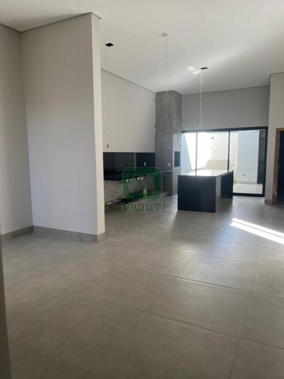 Casa à venda com 3 quartos, 172m² - Foto 1