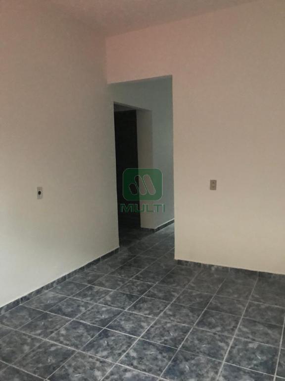 Casa à venda com 2 quartos, 400m² - Foto 2