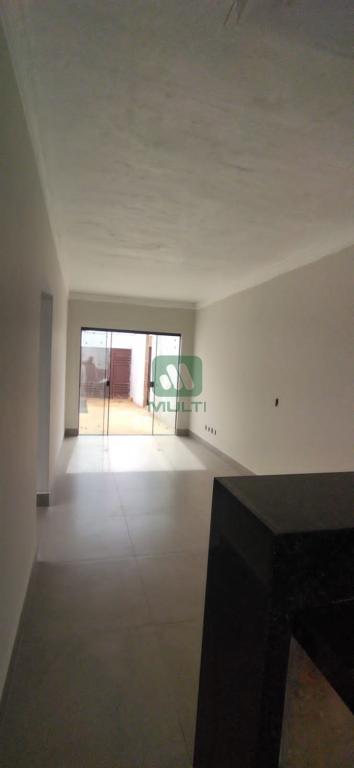 Casa à venda com 3 quartos, 75m² - Foto 1