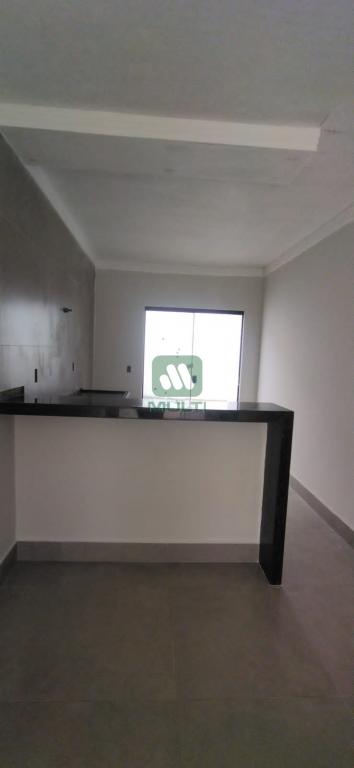 Casa à venda com 3 quartos, 75m² - Foto 2