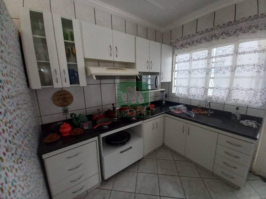 Casa à venda com 3 quartos, 293m² - Foto 2