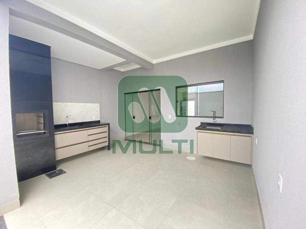 Casa à venda com 3 quartos, 119m² - Foto 1