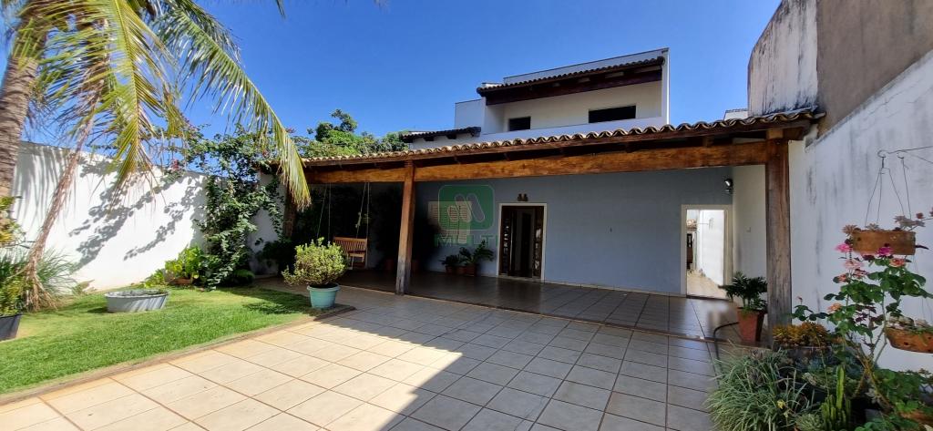 Casa à venda com 3 quartos, 200m² - Foto 1