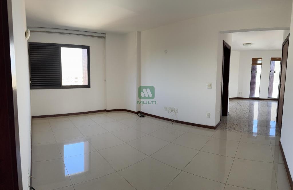 Apartamento à venda com 3 quartos, 220m² - Foto 2