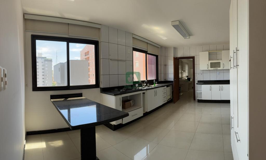 Apartamento à venda com 3 quartos, 220m² - Foto 3