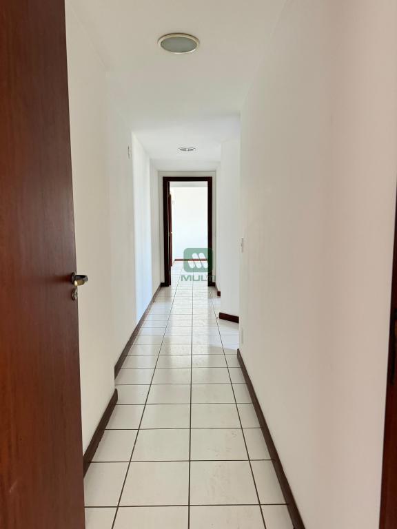 Apartamento à venda com 3 quartos, 220m² - Foto 4