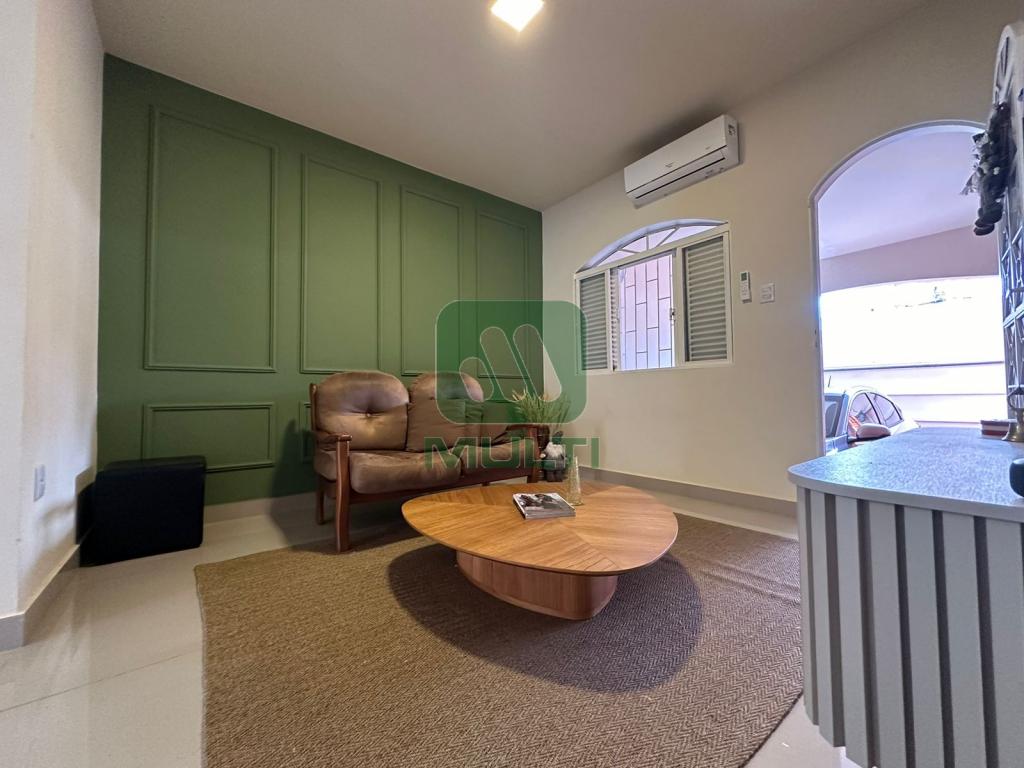 Casa à venda com 4 quartos, 140m² - Foto 2