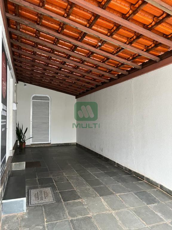 Casa à venda com 4 quartos, 270m² - Foto 1