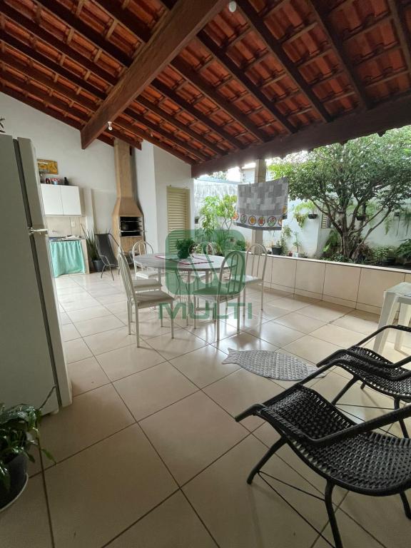 Casa à venda com 5 quartos, 200m² - Foto 11