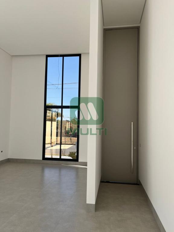 Casa de Condomínio à venda com 4 quartos, 230m² - Foto 1