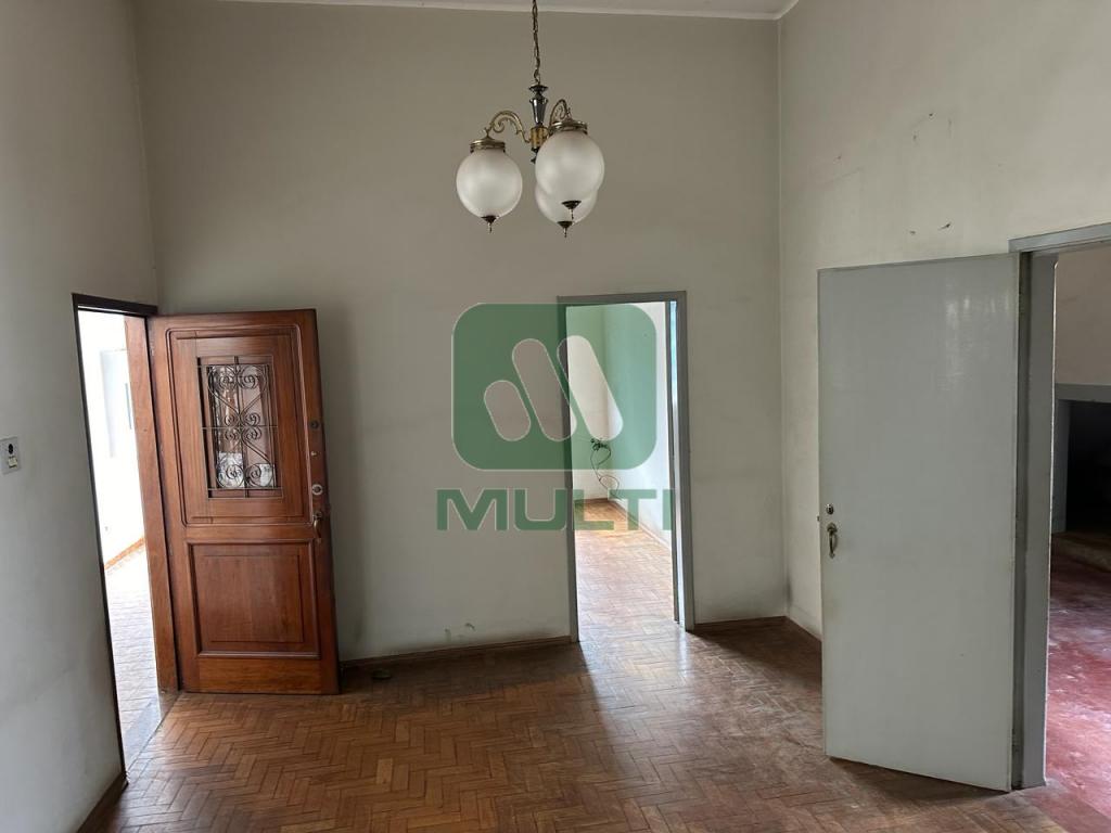 Casa à venda com 3 quartos, 183m² - Foto 1