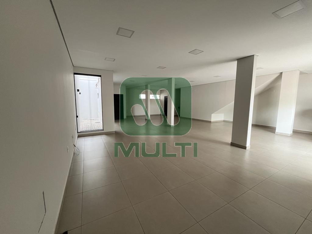 Casa à venda com 3 quartos, 438m² - Foto 2