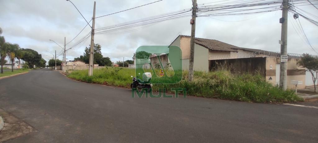 Terreno à venda com 1 quarto, 255m² - Foto 1