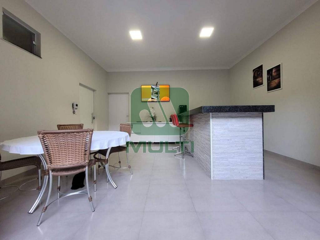 Casa à venda com 4 quartos, 260m² - Foto 2