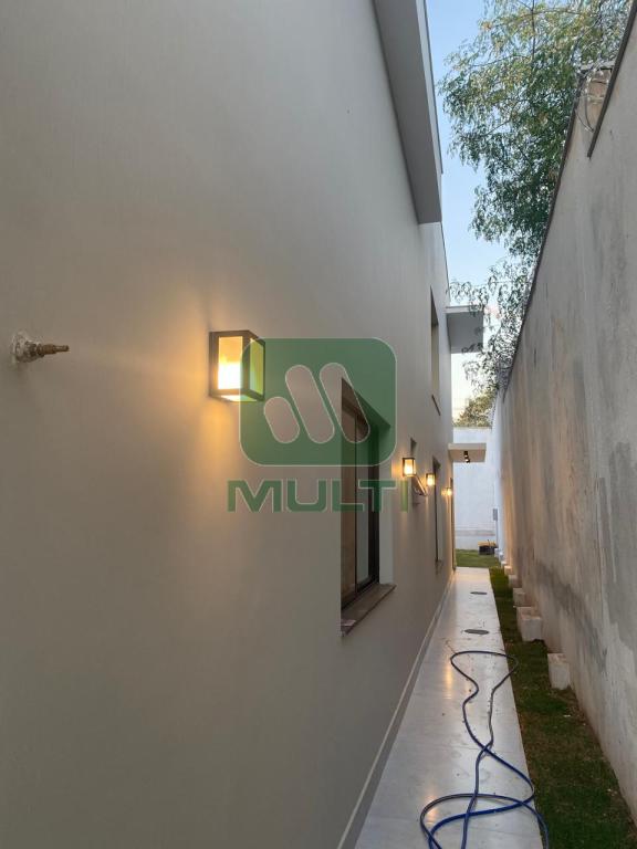 Casa à venda com 3 quartos, 298m² - Foto 1