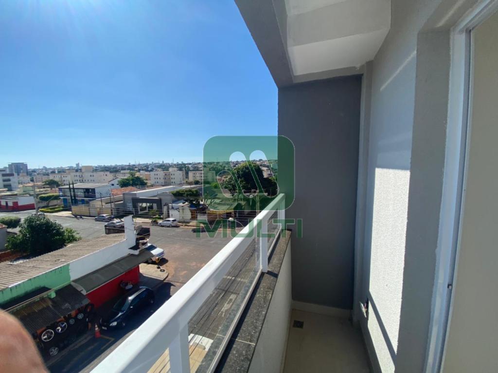 Apartamento à venda com 3 quartos, 73m² - Foto 2