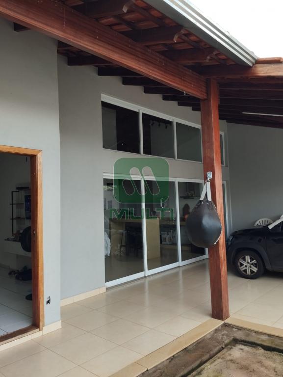 Casa à venda com 3 quartos, 200m² - Foto 1