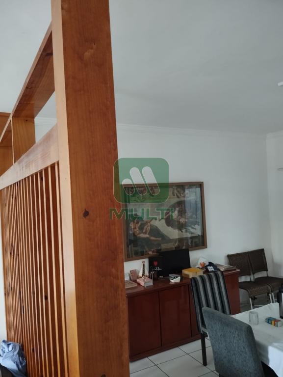 Casa à venda com 3 quartos, 200m² - Foto 2