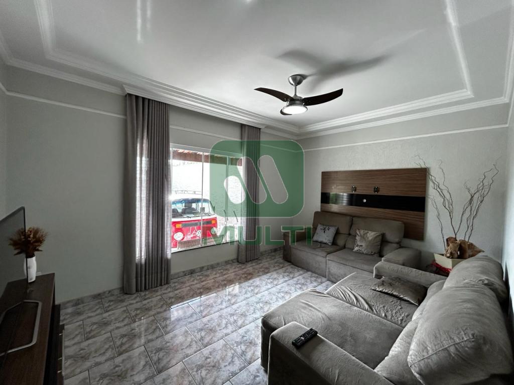 Casa à venda com 3 quartos, 200m² - Foto 2