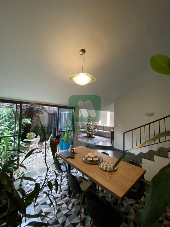 Casa à venda com 3 quartos, 246m² - Foto 1