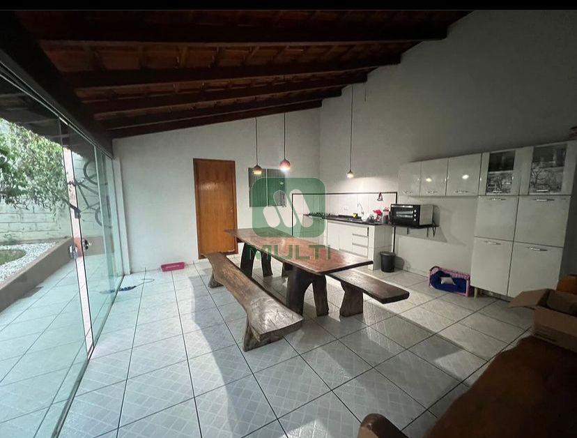 Casa à venda com 2 quartos, 140m² - Foto 7