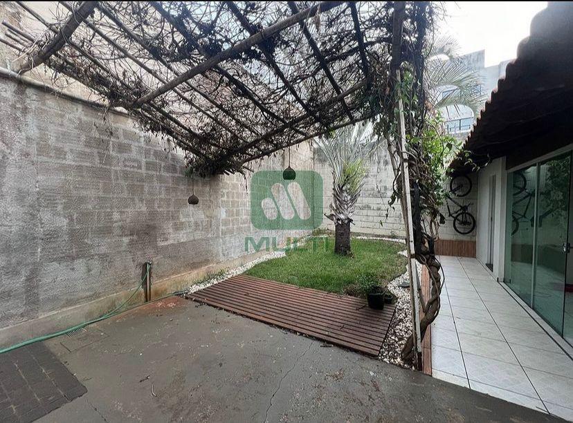 Casa à venda com 2 quartos, 140m² - Foto 8