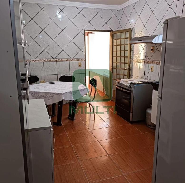 Casa à venda com 3 quartos, 180m² - Foto 2