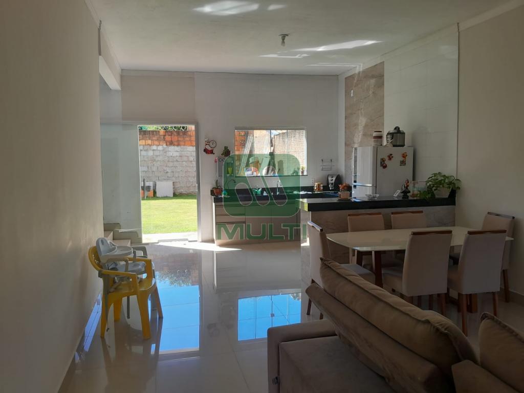 Casa à venda com 3 quartos, 100m² - Foto 1