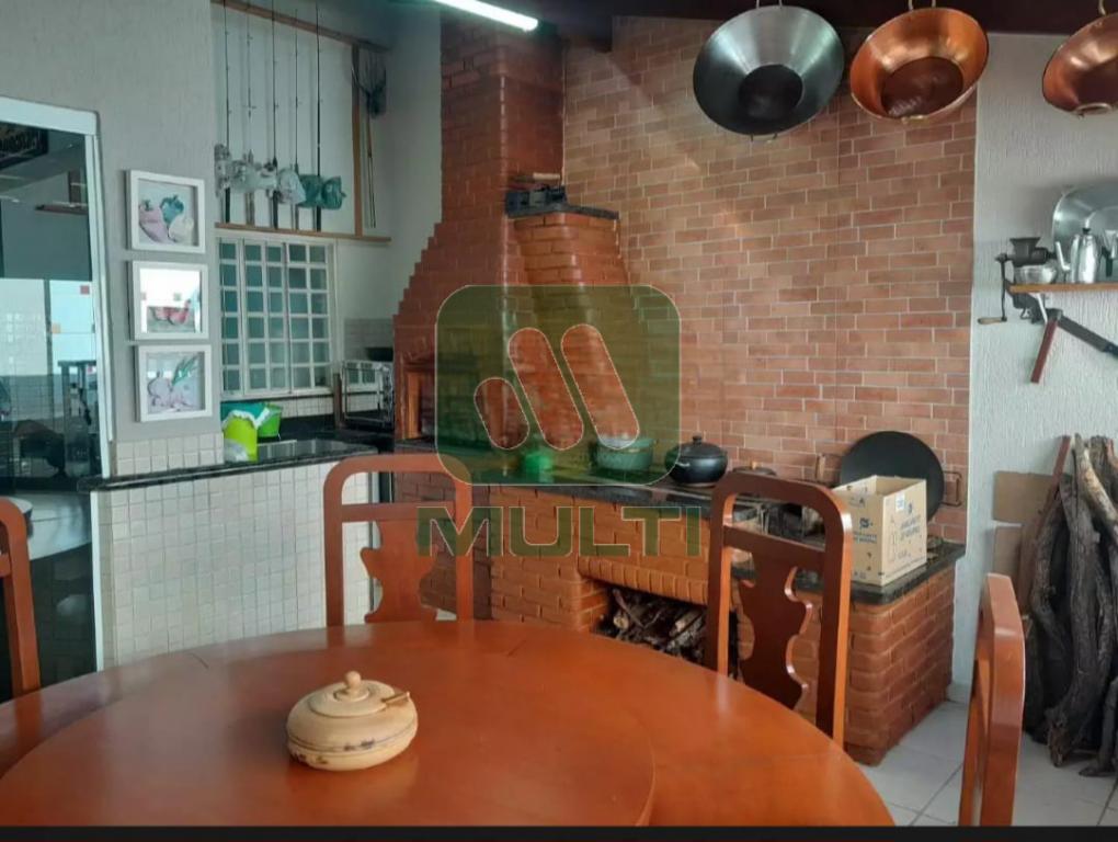 Casa à venda com 3 quartos, 200m² - Foto 1