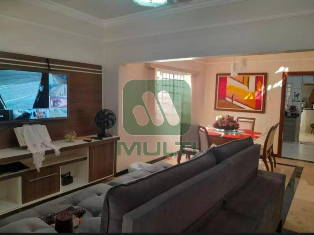 Casa à venda com 3 quartos, 200m² - Foto 4